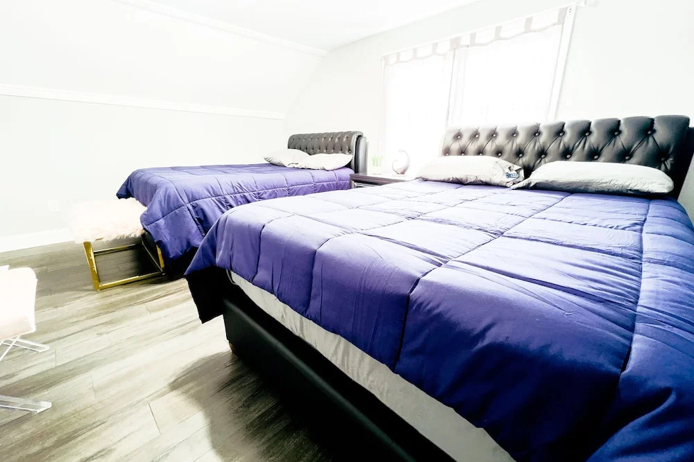 2 Homes, 1 Stay-7BR Niagara Falls Compound