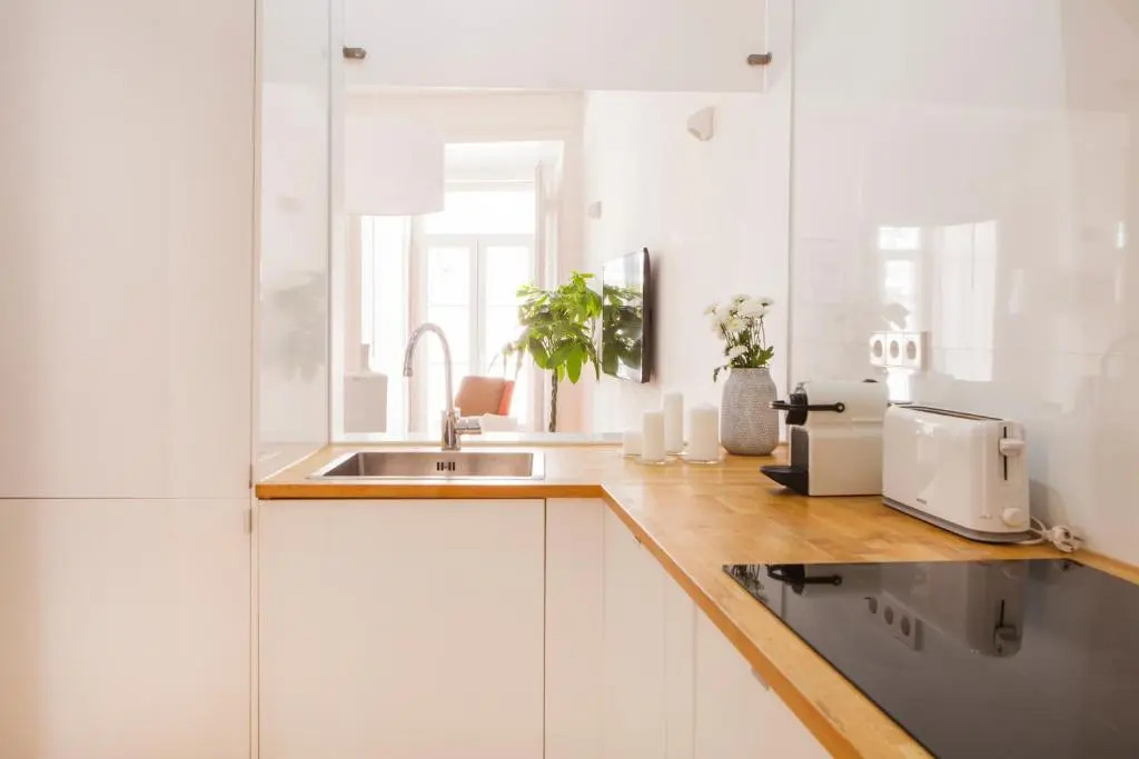 Cozy 1st Floor Flat Central Chiado District With Balconies and AC 19th Century building