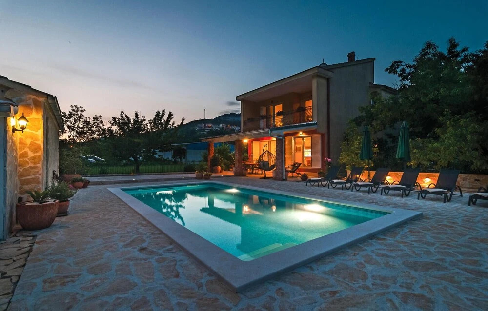 Stunning Home in Zrnovnica With 5 Bedrooms, Wifi and Outdoor Swimming Pool