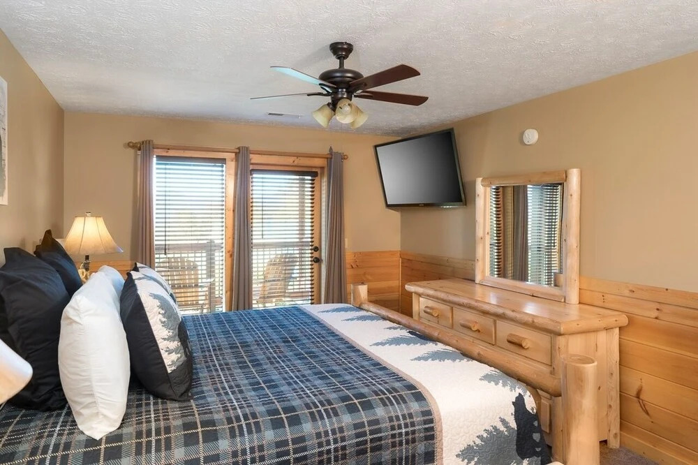 Another Day In Bearadise 4 Bedroom Home by Redawning