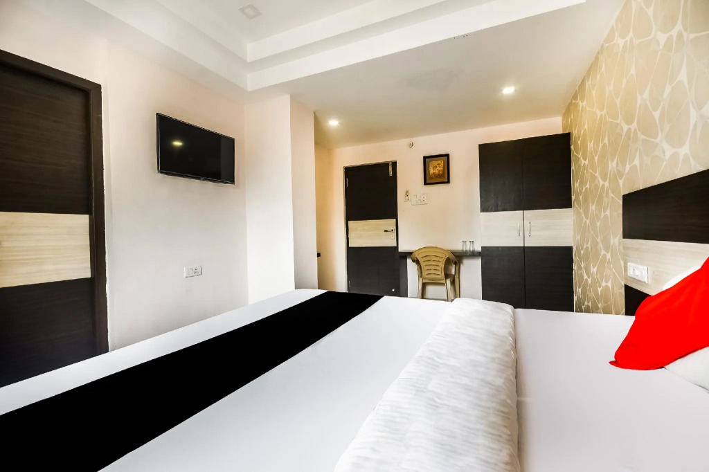 Capital O 69366 Hotel Rr Grand