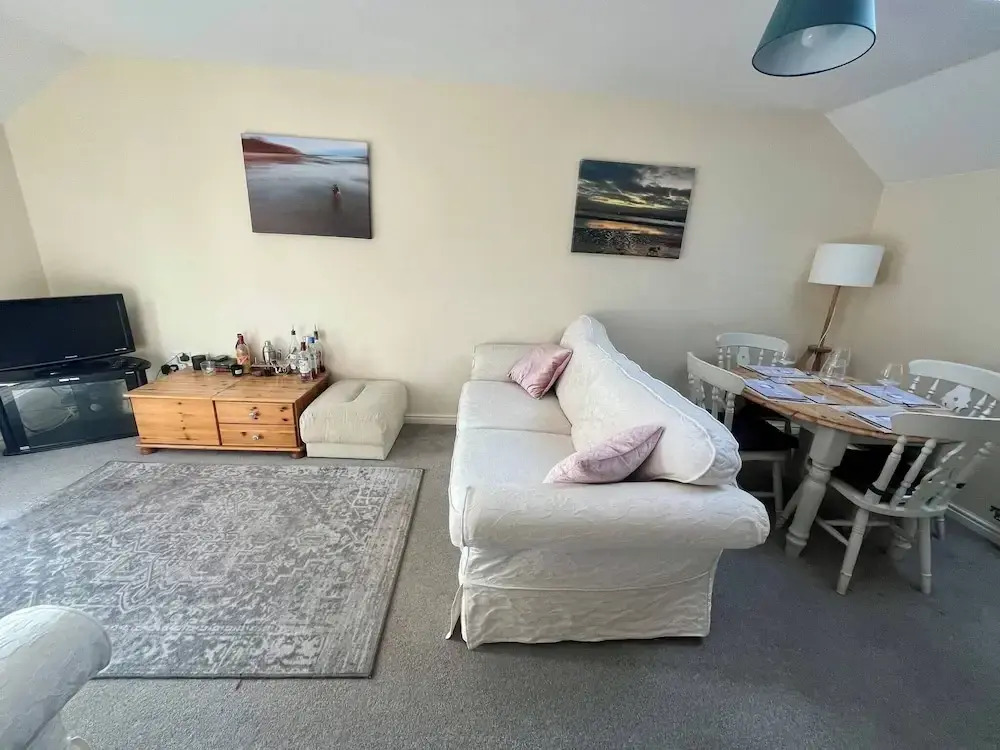 Entire Two Bedroom Detached Coach House