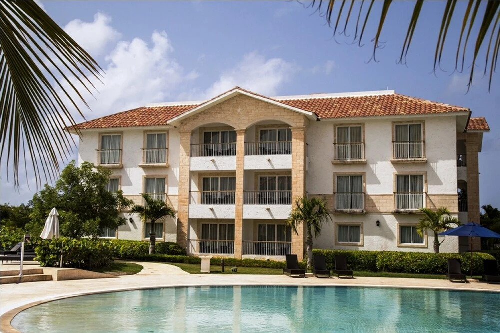 Pool view apartment ideal families 04