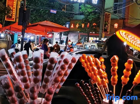 Yijiu Apartment (Kunming Railway Station Shuangqiao Night Market Style Street)