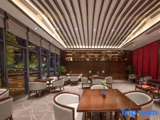 Sanjin International Hotel (Wuyi Station Development Avenue)
