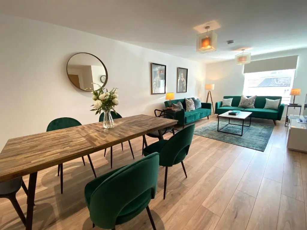 High Street, Stylish City Centre Apartment, 3 Bed