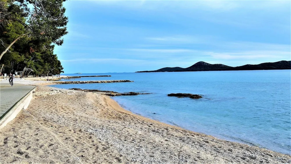 Immaculate 2-bed Home 5 Mins Walk to the Beach!