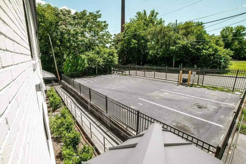Spacious and stylish 2 BR Near Broadway - 5 Min Drive