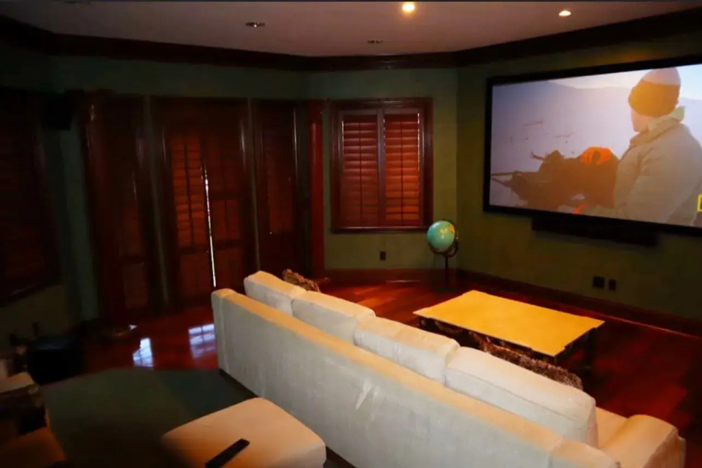 Extravagant Golden Mansion 6 Bedrooms 8 Bathrooms in the Finest Las Olas Area