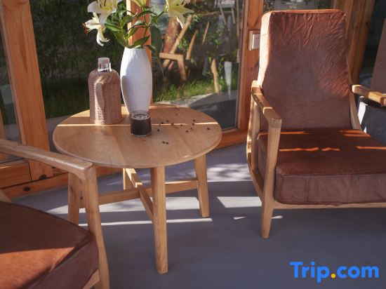 Huaqin · Bali Retreat Wild Luxury Courtyard | 1‑Min Walk to Erhai Lake (Cai Village)