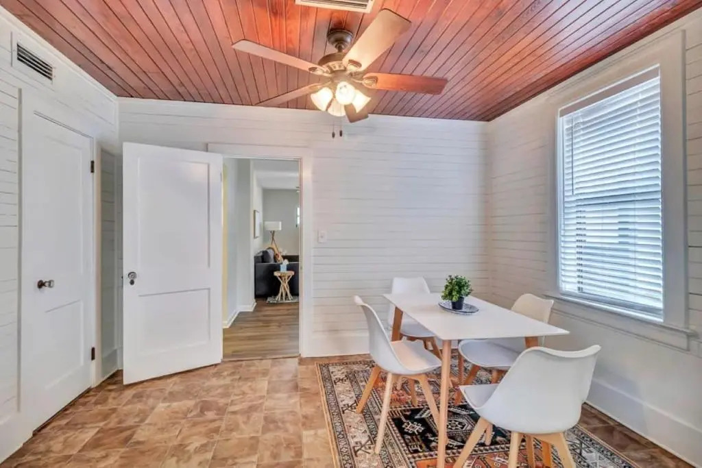 Amazing 1 BR apt - 1 block from Jax Beach!