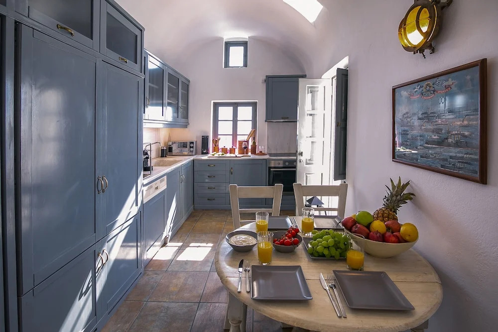 Santorini Roses Suites