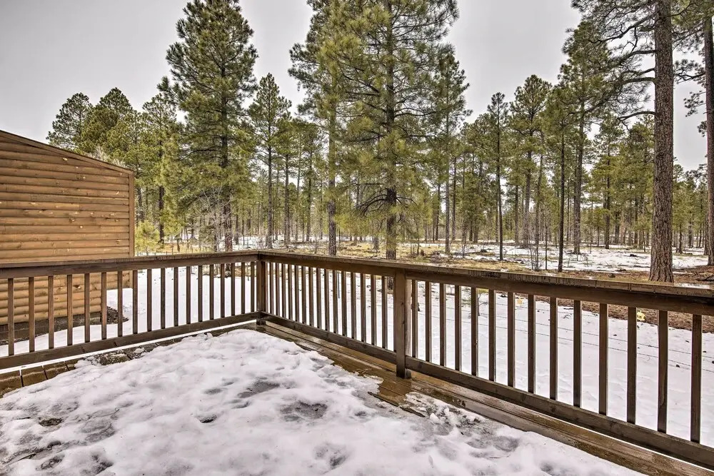 Deck & Gas Grill: Spacious Pinetop Cabin