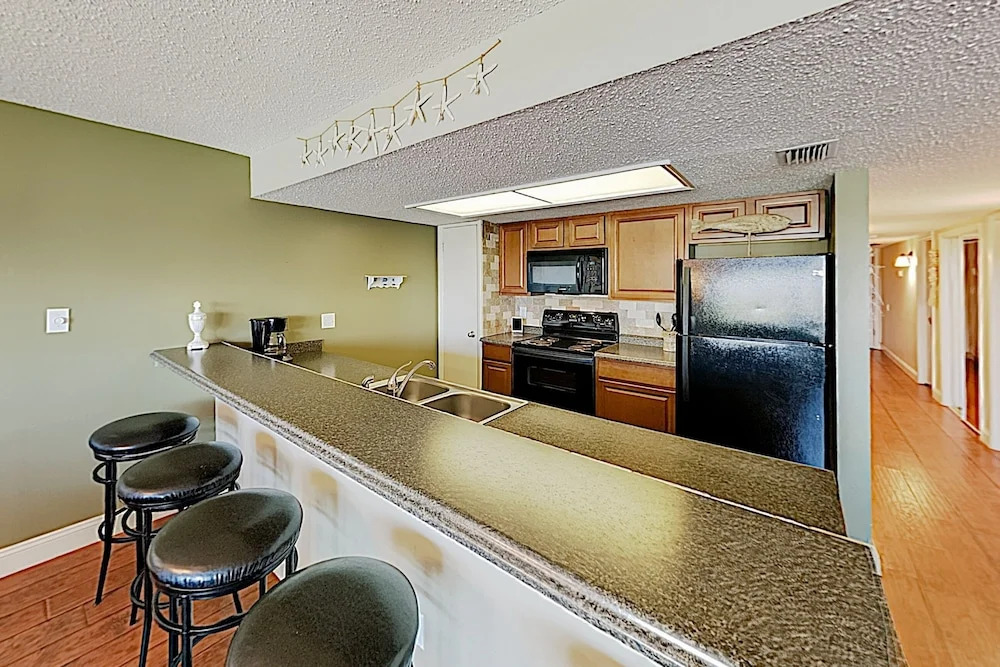 New Listing! Walkable Beachside W/ Pool 3 Bedroom Condo