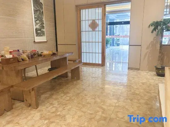 Yichun Xincirun Theme Hotel