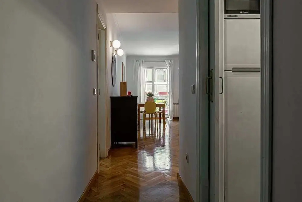 Cute 1 Bed Flat w Balcony, 2 min to Metro