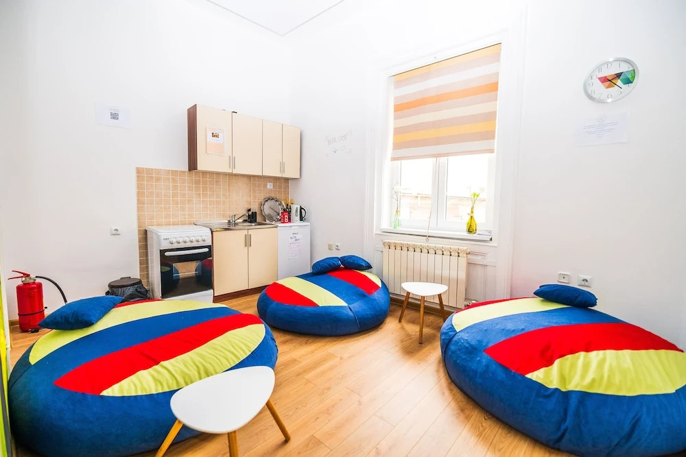 Funky Room for 4- Artistic Guesthouse-main Street!