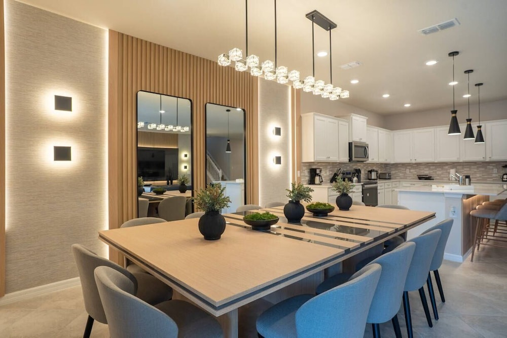 Luxury Villa- 10BR w LED Pool Windsor Cay