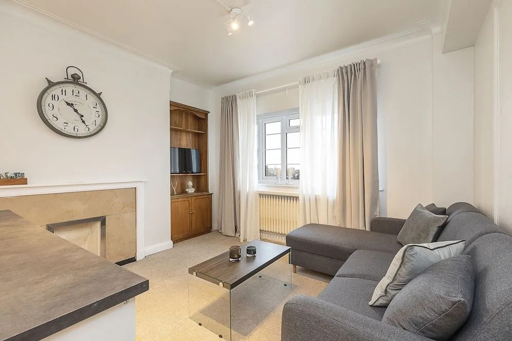 Grand Swiss Cottage Apartment