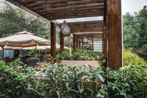 Chengdu Cloud Retreat Hotel(Dufu Thatched Cottage & Qingyang Palace Subway Station)