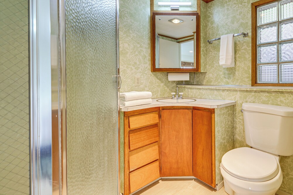 Private Beach & Views! Family Retreat in Freeland