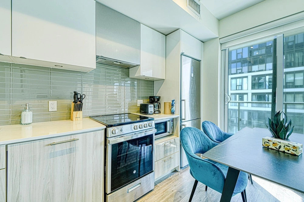 Dundas East Hotel & Suites Toronto
