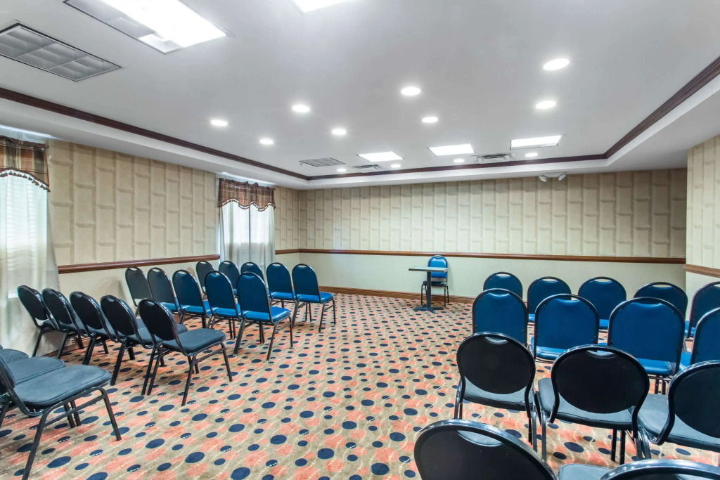 Days Inn & Suites by Wyndham Fort Pierce I-95