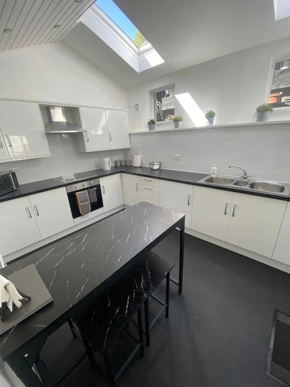 High Street House Sleeps 4 With Parking