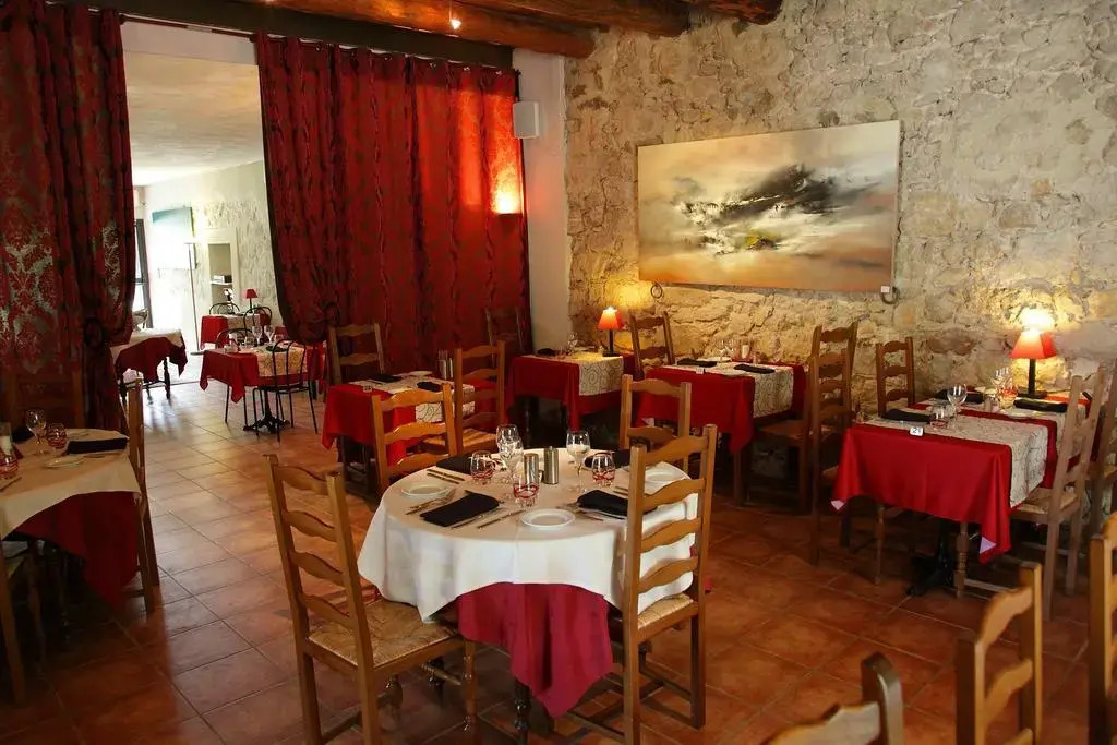 Logis Hôtel & Spa Déjeunez Sous LArbre