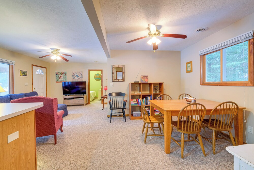 Cozy Cottage w/ Sunroom - Walk to Higgins Lake