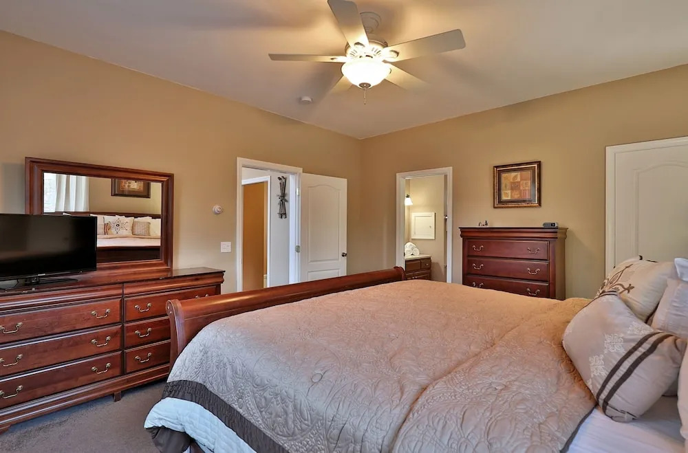 The Queens Croft V2 - Luxury Killington Ski Home. Newer. Better. Ski-ier. 3 Bedroom Home