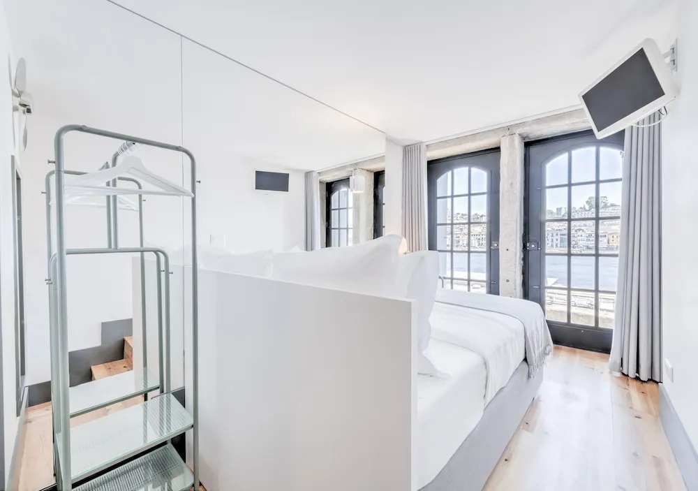 Oporto Street Fonte Taurina - Riverfront Suites