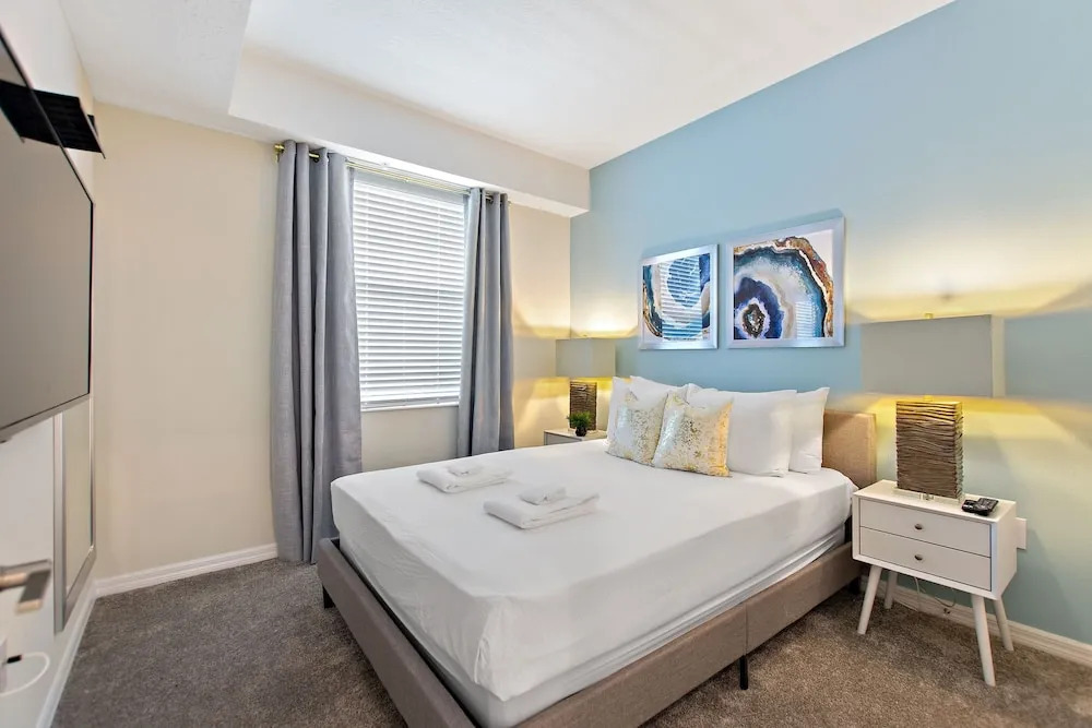 Decadent Penguin - Storey Lake by Shine Villas 704 apts