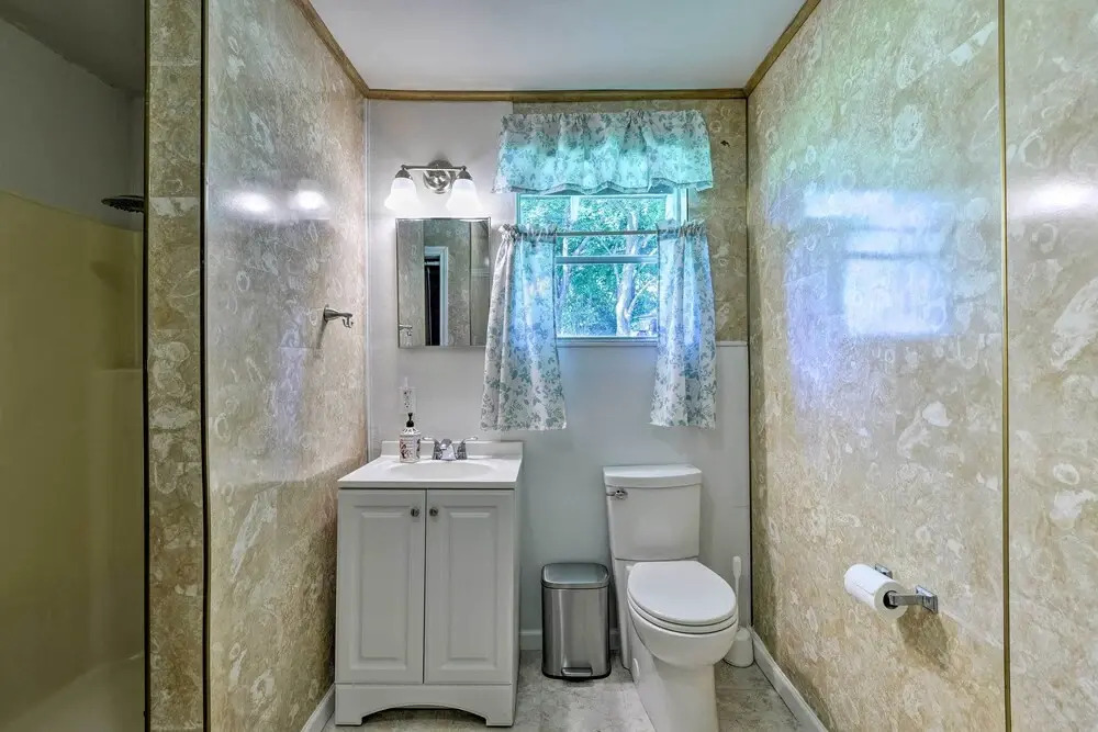 Lakefront Cabin + Guest House Near Granbury Square