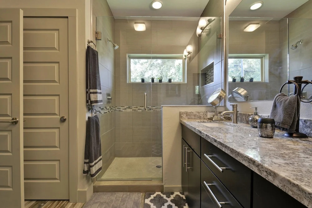 3BR Tree Shaded Home in Austin by RedAwning