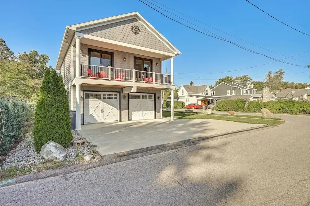 Walk to Dtwn Syracuse: Private Lake-view Home