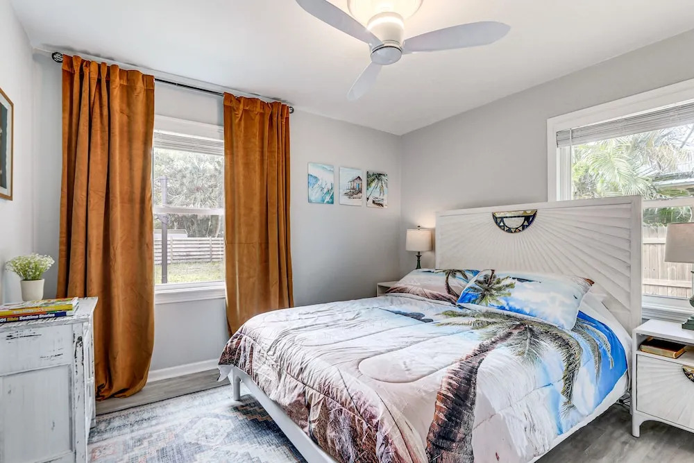 Idyllic Sarasota Home w/ Yard: 2 Mi to Beach!