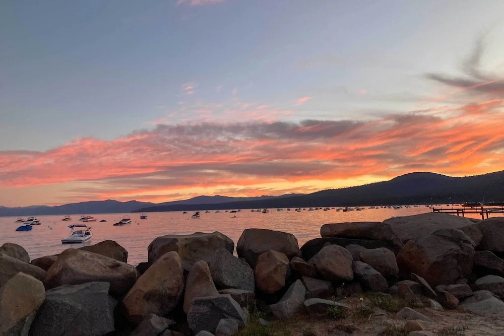 Comfy Lake Tahoe Condo w/ Private Beach Access!