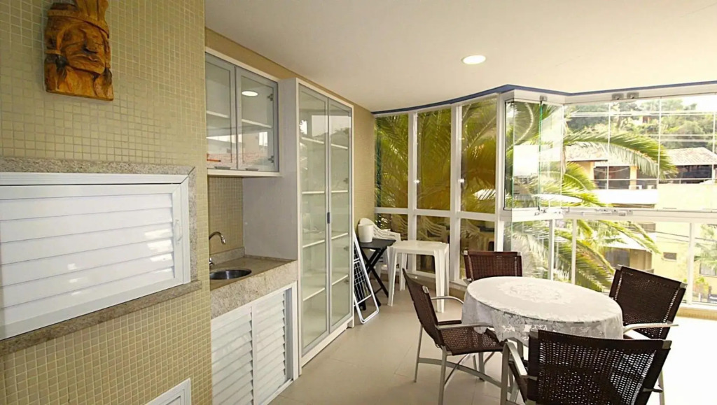 1067 - Apartamento para locação em Bombinhas com 03 suítes