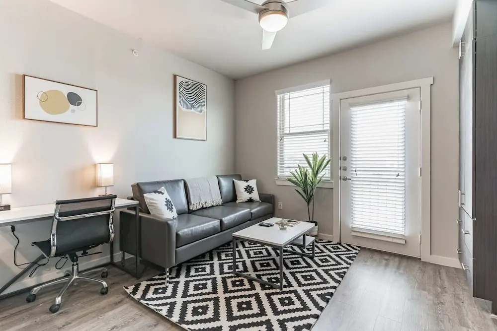 East DT Houston Getaway Near Parks and Restaurants