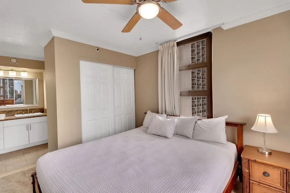 22nd Floor Condo with Stunning Ocean Views and Free Parking!