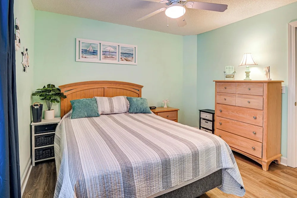 Murrells Inlet Condo w/ Pool Access, Near Beach!