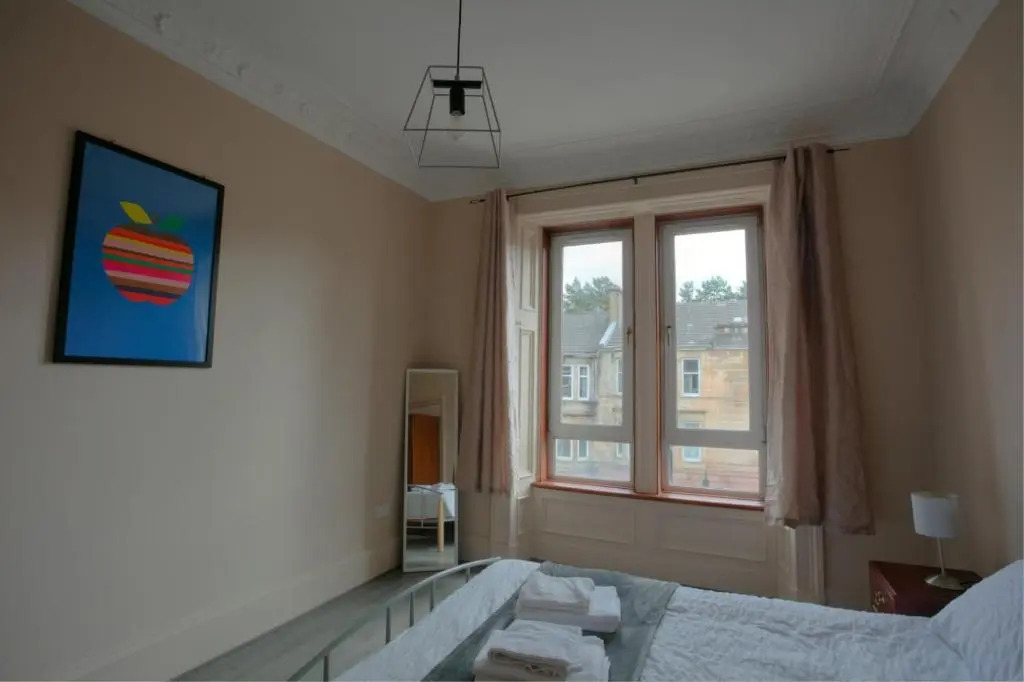 Spacious 3-Bed Apartment for Small Large Groups Close to BBC SSE Central Glasgow West End Free Parking