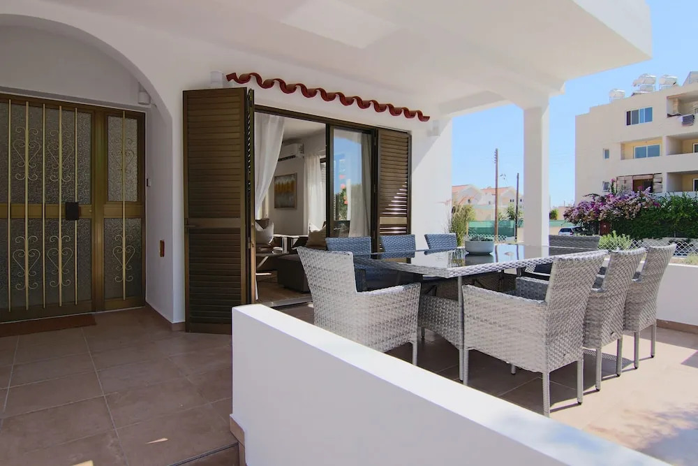 Phaedrus Living City Flat Androcleous