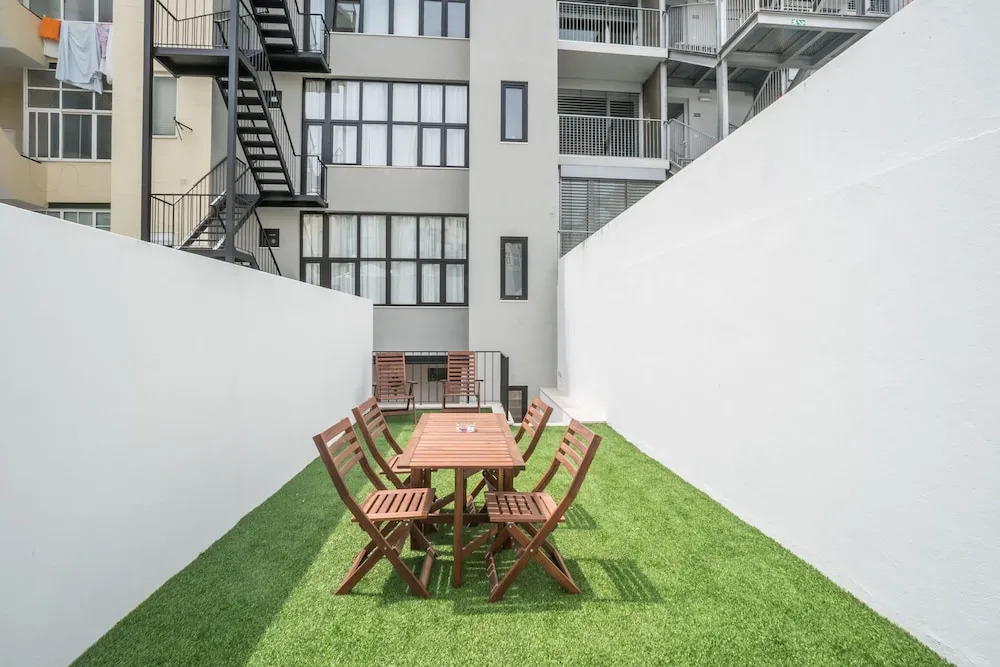 Gulbenkian 2 bedroom with Private Garden