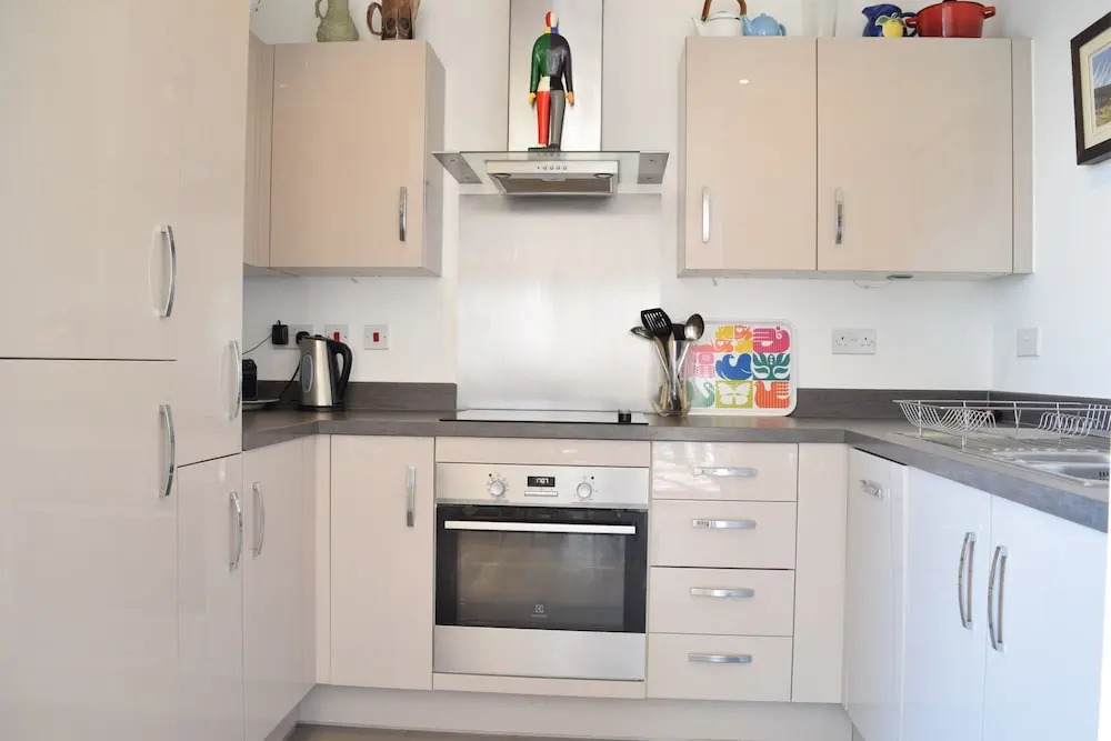 1 Bedroom Apartment With Balcony Near Regent's Canal