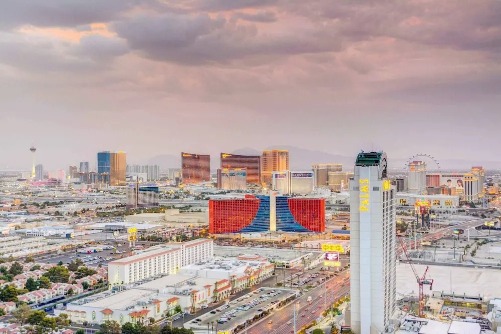 Panoramic Strip Views Open Balcony Free Parking High Floor Sleeps 4