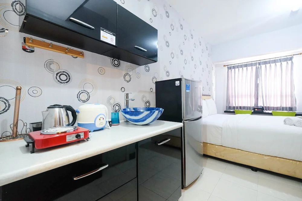 Comfy Studio Room at Evenciio Margonda Apartment By Travelio