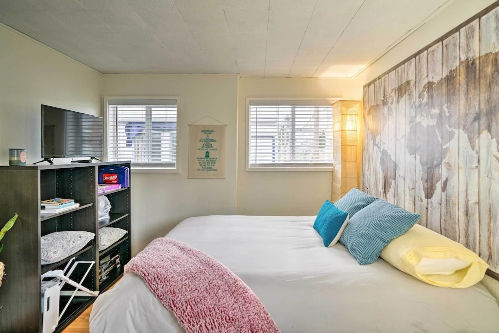 Portland Floating Home Getaway w/ Sauna