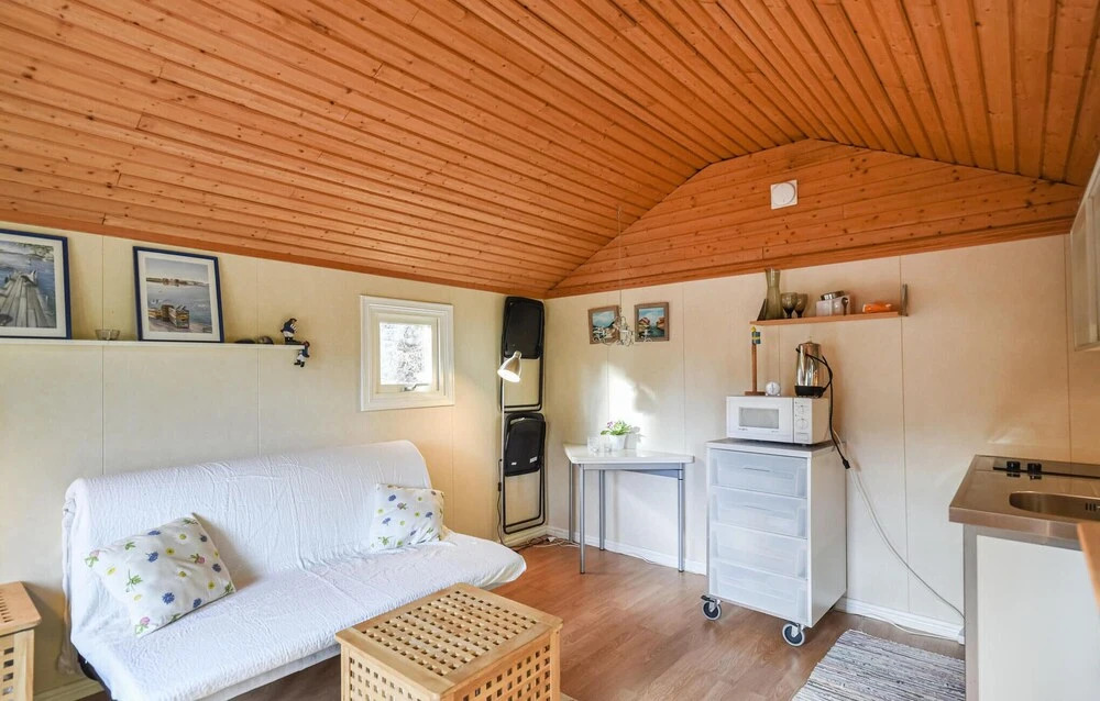 Lovely Home In Strömstad With Wifi